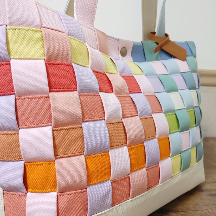 虹色の市松模様の帆布トートバッグ