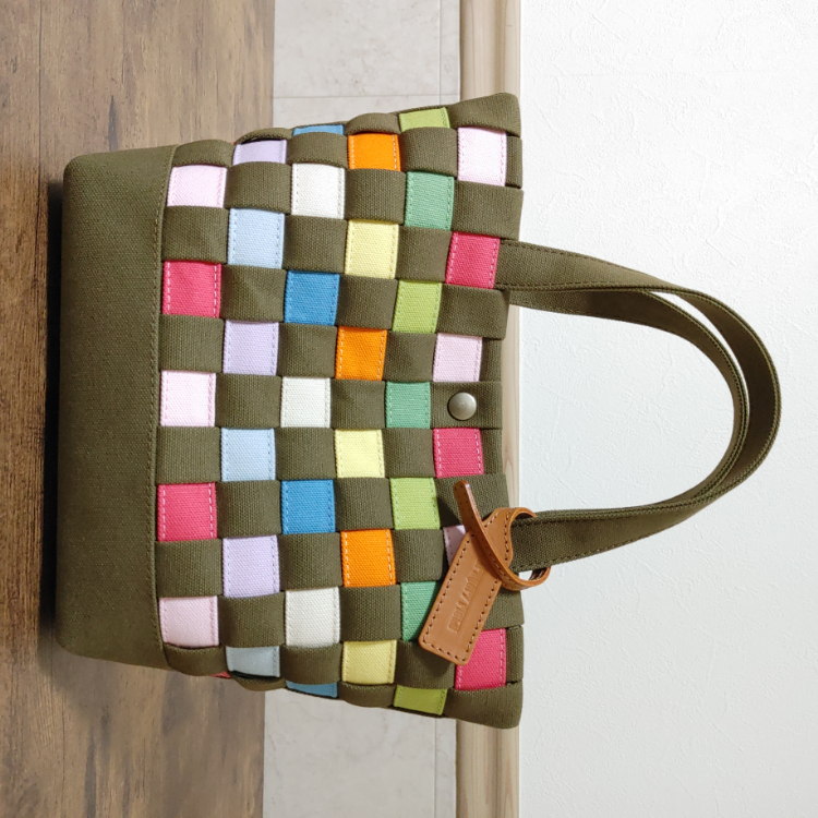 カーキグリーンと虹色の市松模様