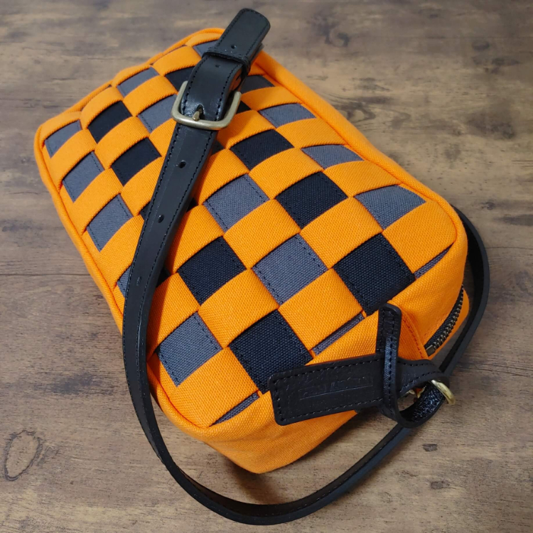 オレンジの市松模様ショルダーバッグ